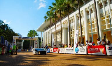 スタート地点のダーウィンを出る工学院大学ソーラーカープロジェクトの新車両「OWL(あうる)」