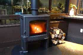 店内の薪ストーブ