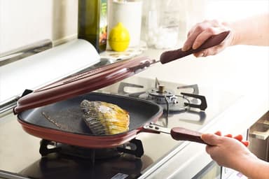 魚を焼いてもニオイや煙が少ないです