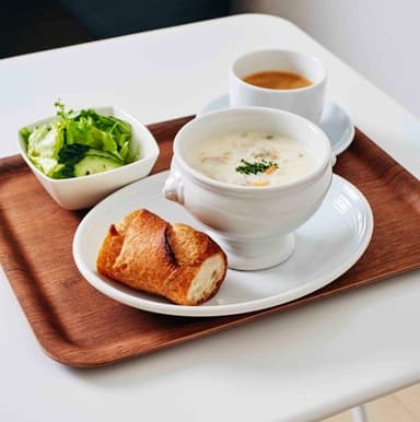 朝食　スープとミニサラダ、パンのセット
