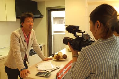 取材を受ける橋本社長
