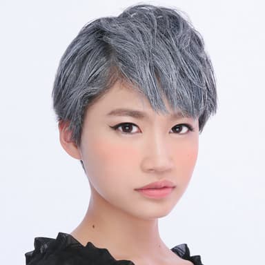 女性も銀髪に！