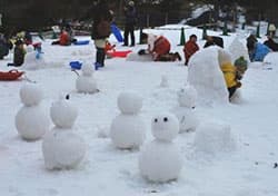 雪だるまづくりコーナー開催時の様子
