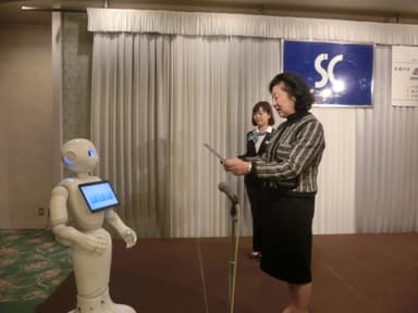 辞令を交付されるPepper