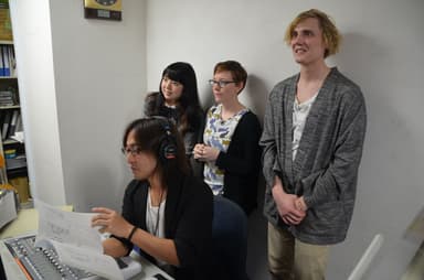 アフレコ収録の本番を取材している様子