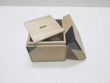 密封性をさらに高め、酸化を防ぐ落とし蓋付き