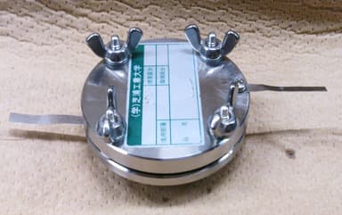 新材料を用いて製作した試作キャパシタ。企業と協力して実用化をめざす