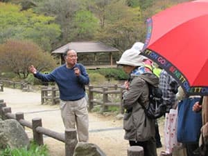 森和男氏　園内ガイドの様子（昨年）