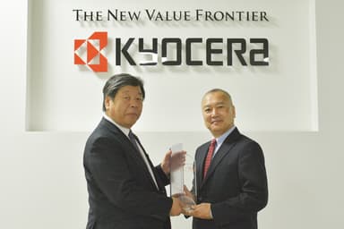 トロフィー授与の様子　<右：トムソン・ロイター・プロフェッショナル株式会社取締役統括本部長　日野 博文 氏　左：当社　法務知的財産本部長　神野 純一>　