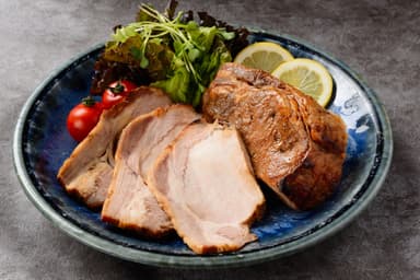 三元豚ひうちべっぴんポークのローストポーク　盛り付け3