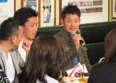 質問に答える吉田裕太選手