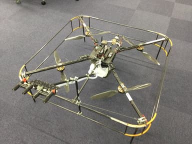 4本の吹付ノズルから補修材を散布できる仕組み