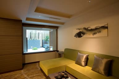 部屋から眺める庭園