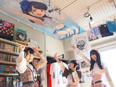 天井のメッシュパネルは、ポスターを貼ったりTシャツを吊るして収納可能