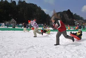 雪上大運動会「親子で挑戦！ソリ競争」