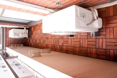 ウッドタイルを敷いたテラス