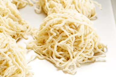 平打ち熟成多加水縮れ麺