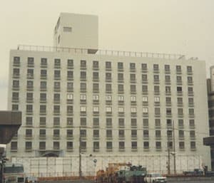 【建設中のホテル全景　1981年】