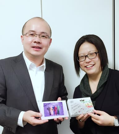 支援者へのかるた送付の様子