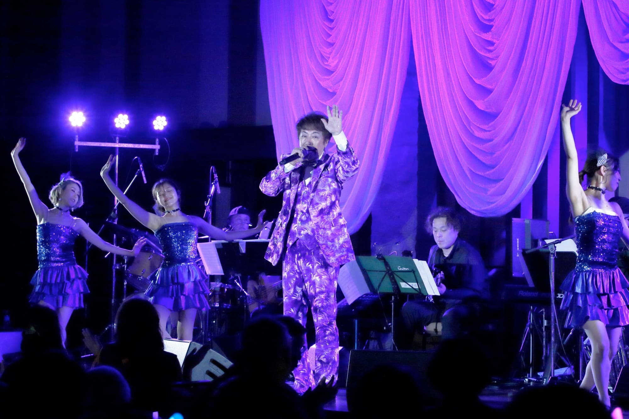 浜 博也、熟練の歌声で魅了!クリスマスディナーショーを開催