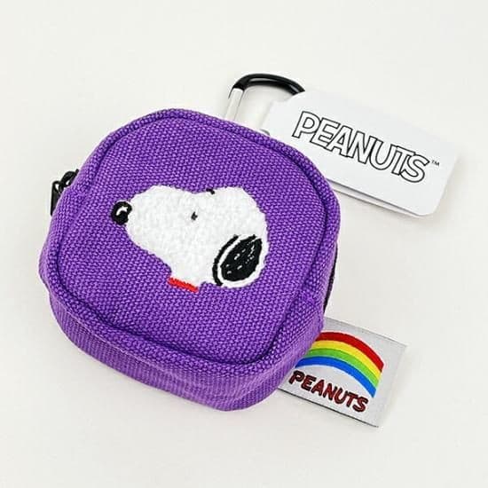 スヌーピーのお顔の刺繍が愛らしいミニポーチ。たくさんのカラーバリエーションから自分好みのひとつを選べちゃう!
