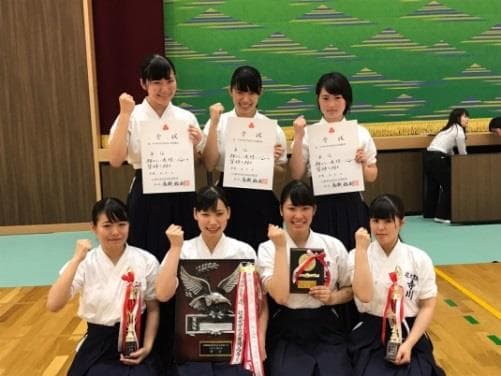 近大豊岡なぎなた部 豊岡市長を表敬訪問 県総体 団体の部でV4達成、個人の部で1年阿部が優勝、3年山下が準優勝