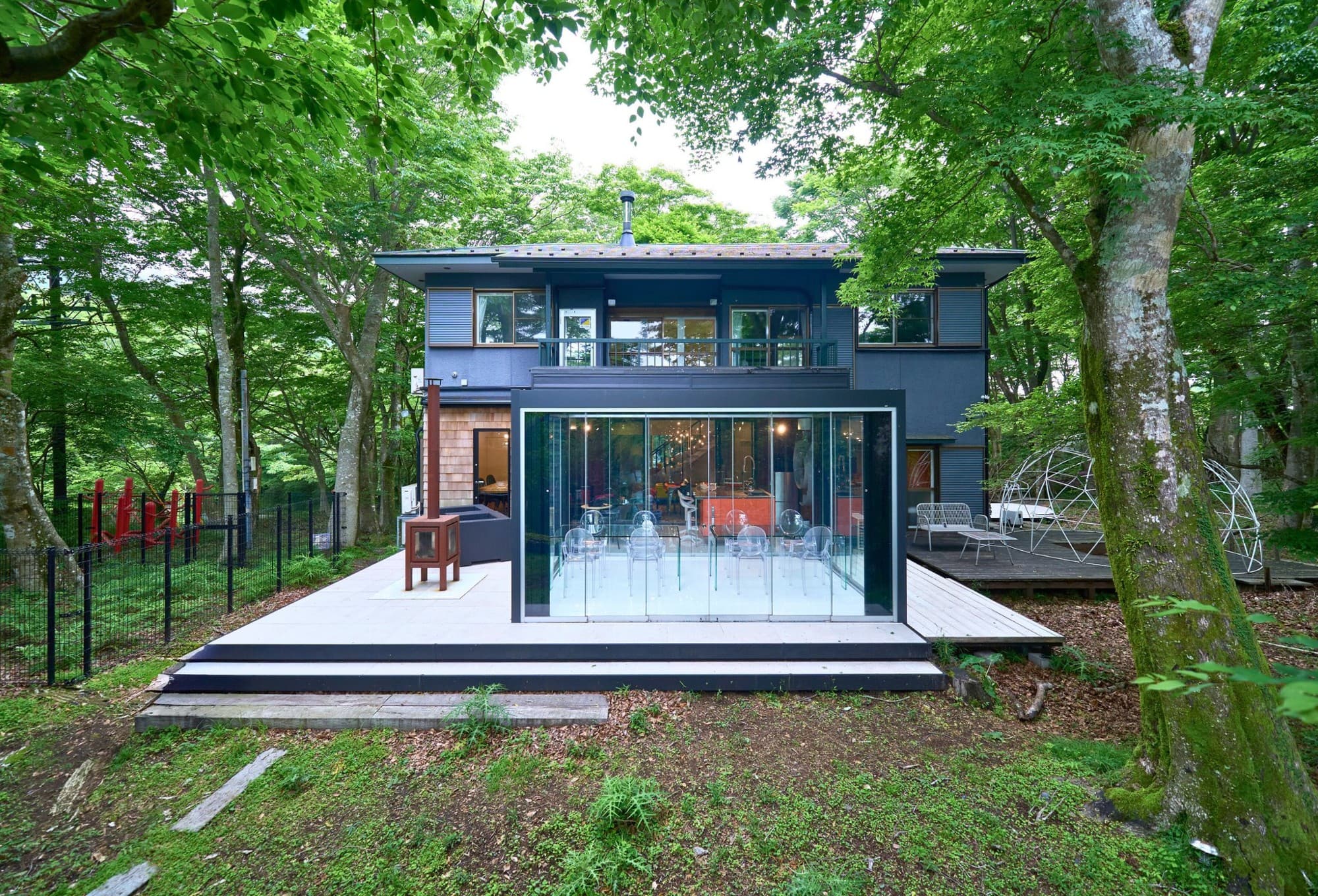 【アート×天然温泉】特徴的なサンルームを備えた現代的なデザイン空間「スイートヴィラ 箱根仙石原Kunsthaus」が10月25日に開業