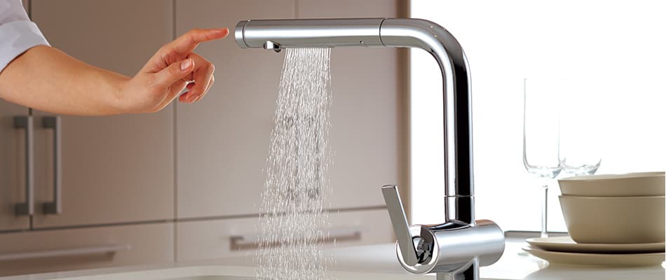 タッチスイッチだけで水が出せる便利なキッチン水ほうき水栓!