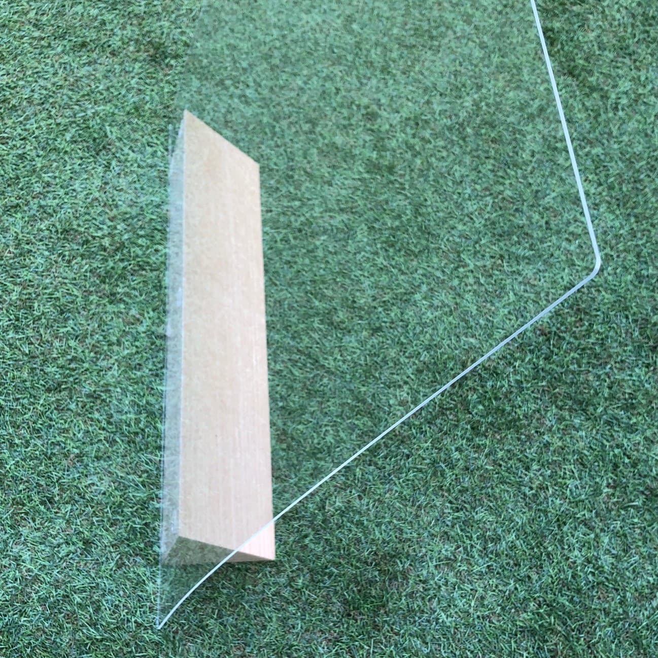 什器デザイン会社が製作する「コロナウイルス飛沫感染防止対策アクリル板パーテーション」