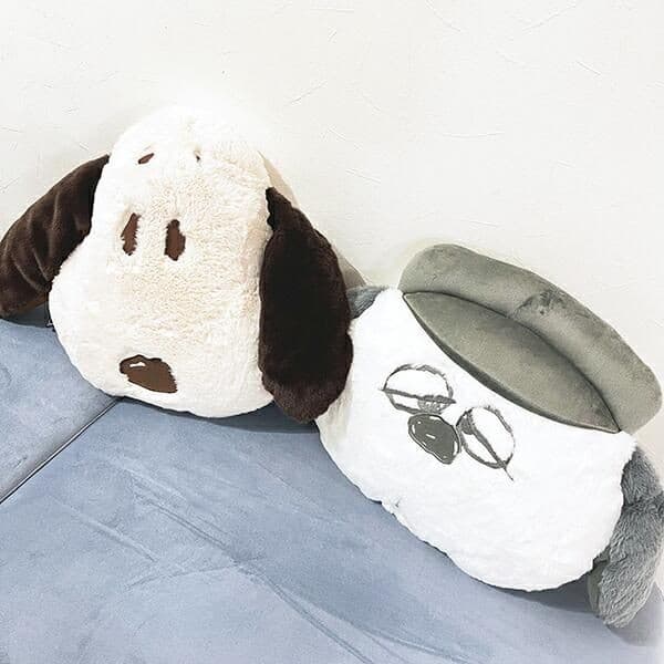 スヌーピーのフェイスデザインにふわふわな触り心地が超癒し。ついぎゅっと抱きしめたくなるクッションです。