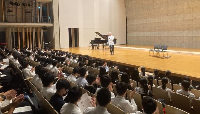 お笑いコンビ「TIM」のゴルゴ松本氏を招き教育講演会を開催 命や人権の大切さを学び、生き方や人との関わり方を見つめ直す