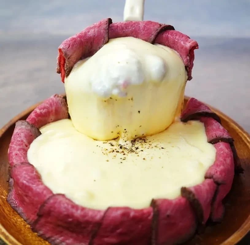 背徳感と遊び心が溢れ出す「肉シカゴピザ」中目黒フォルネで発売開始