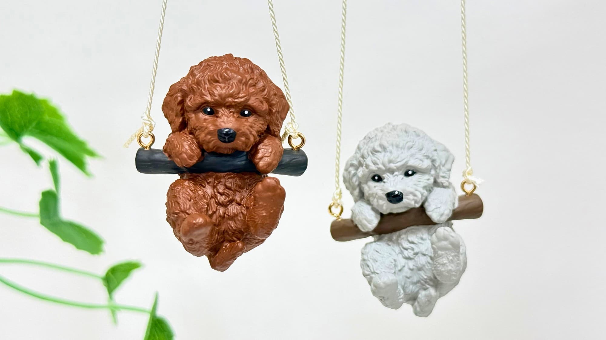 ブランコにつかまる犬にシルバー色、チョコ色が新たに登場。 カプセルトイ「ぶらぶらりーず ゆれるトイプーたち」新発売