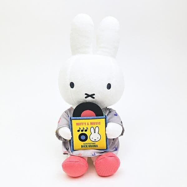 キュート×上品。いつもとは違う!華やかな着物を着た、気品感じるミッフィーのぬいぐるみ。見ているだけで心が和みます。