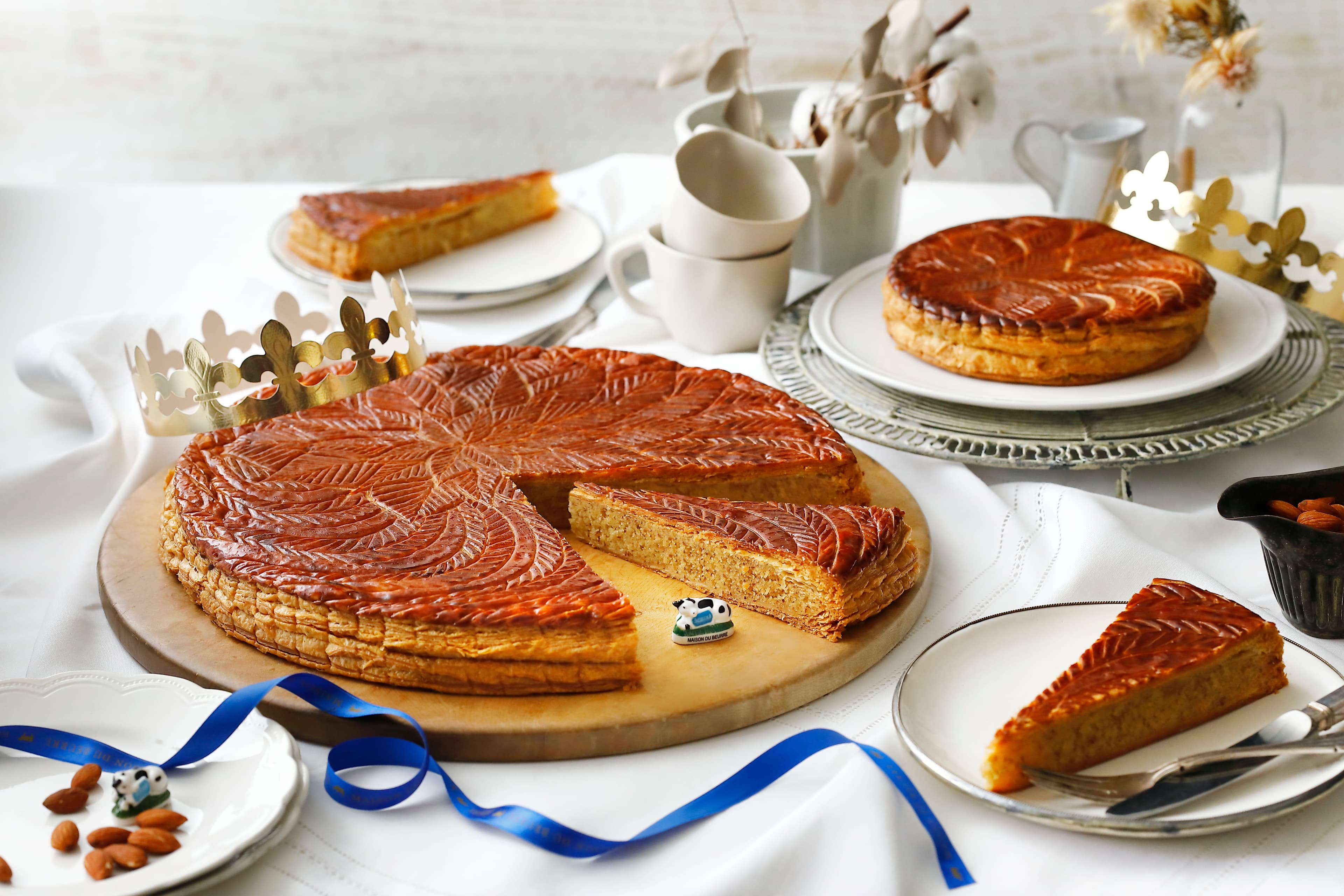 エシレ・メゾン デュ ブール<東京・丸の内> より、新年を祝う伝統菓子 「ガレット・デ・ロワ・エシレ」、 圧巻の直径約36cm!「ラ・ヴレ・ガレット・デ・ロワ・エシレ」、 食卓を彩るイヤリーデザイン「エシレ・ココット 2026」が期間・数量限定で登場