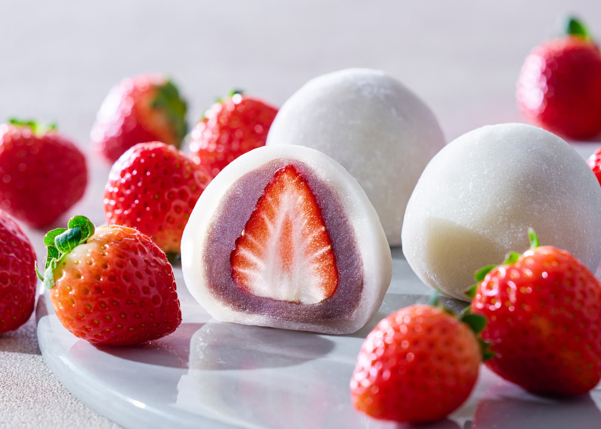 【新商品情報|2026年1月限定】“王道”だからこそ素材と製法にこだわりを!静岡県産「紅ほっぺ」と北海道十勝産淡雪あんの『いちご大福』期間限定販売