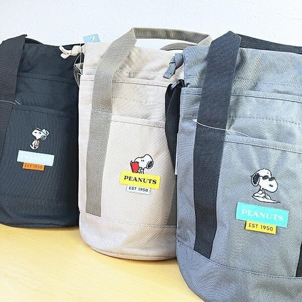 スヌーピーのドラムショルダーバッグ。上が絞れて巾着仕様がユニークでおしゃれな見た目です。