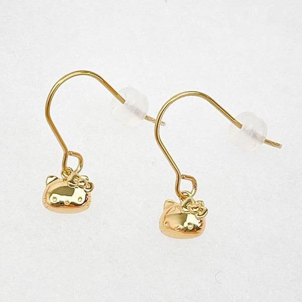 もう子供っぽいとは言わせない。ハローキティの本格的な大人のアクセサリーです。