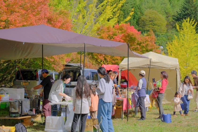 【11月8日(土)開催】「オモフェス2025秋~ソトアソビ~」
― 面河ダム公園で自然とあそぶ、家族で学ぶ、
秋のアウトドアイベント ―