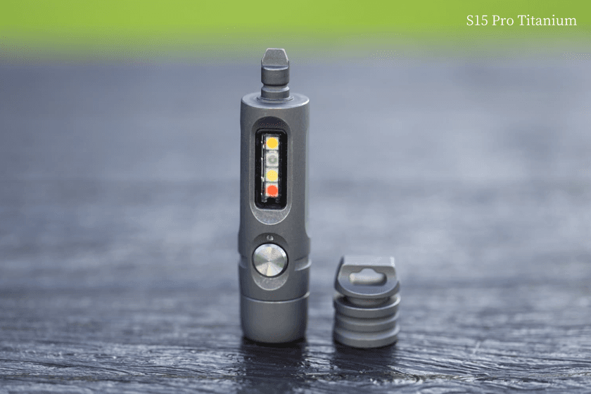 小さく明るいだけじゃない。こじ開け・フタ開けができる
ミニプライバーを搭載した超小型チタン製懐中電灯