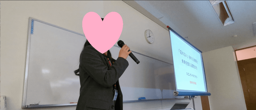 記憶の定着をサポートする付箋「エビングハウスフセン」の
開発者・樫原優衣が洛南高等学校の
高校1年生約130人を対象に講演会を実施