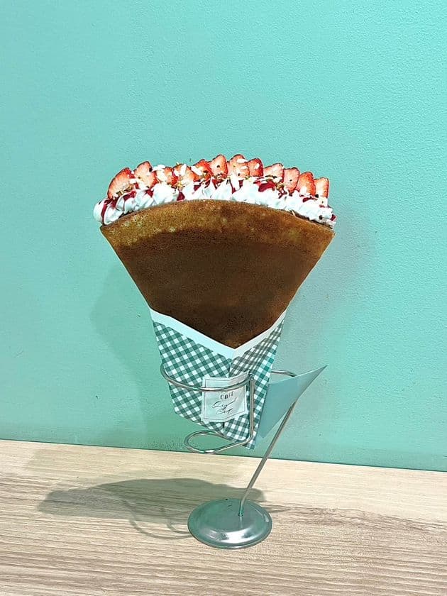 2025年秋より、生クリームが魅力の行列カフェ
「MOUMOU Cafeアスナル金山店」にて、パリパリ食感の
クレープを提供開始しています!