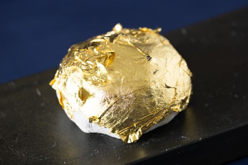 今年、史上最高値を更新した“金”にあやかって
キラキラの金箔をまとった伝説の大福が7年ぶりに復活!
「ジャンボ金箔大福」