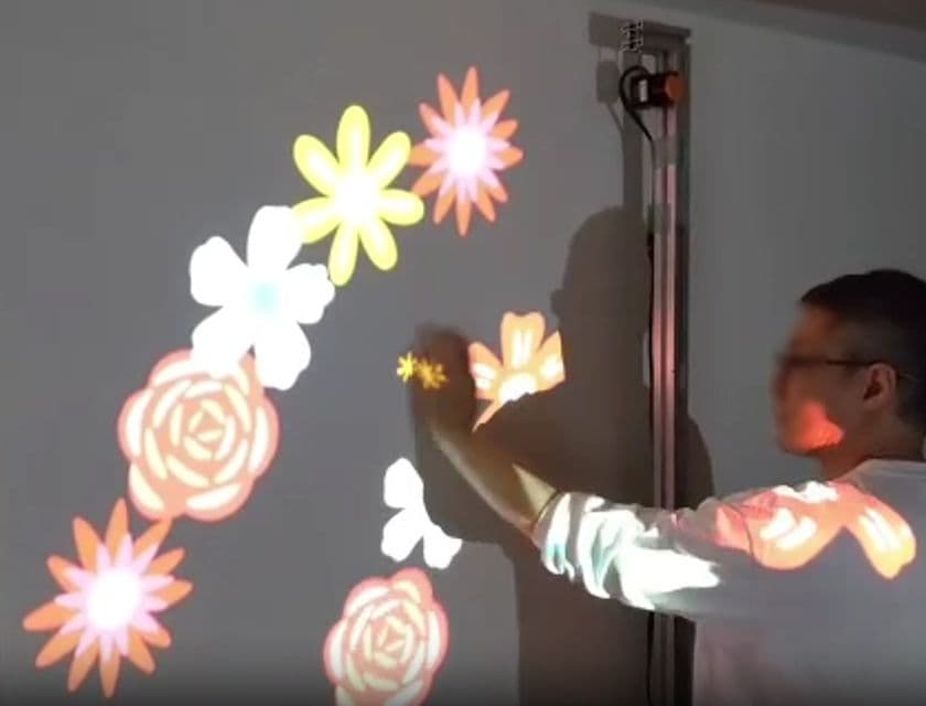 屋内施設・高齢者施設の運動促進に活用可能
測域(そくいき)センサーを使った全身運動型デジタルゲームを開発