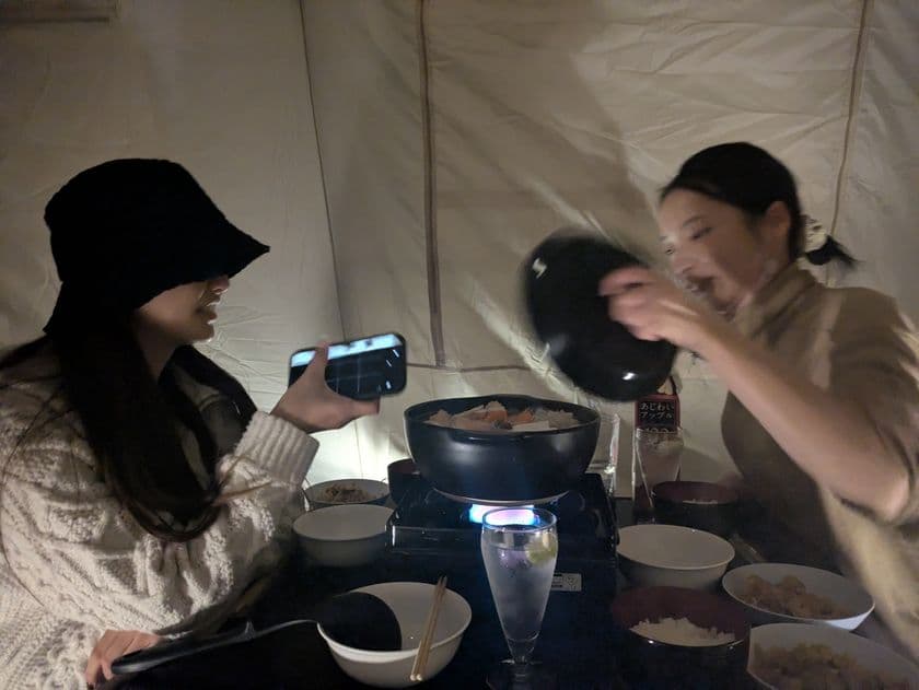 【1日2組限定】「憧れのこたつキャンプ」を手ぶらで実現
寒空の下、テントの中でぬくぬく鍋を囲む
「冬のこたつ×鍋プラン」販売開始