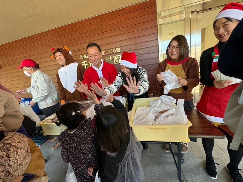 秋祭りの焼き芋と焼きそばがクリスマスのチキンに!
地域企業がつなぐ3年目のこども食堂支援プロジェクト