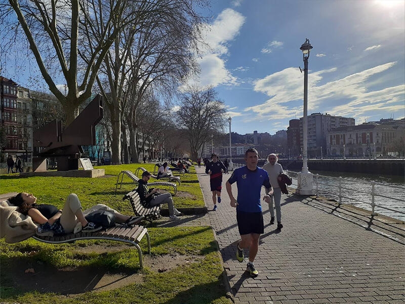 ビルバオの川沿いには、寝転んでくつろげるベンチが設置されています ビルバオにはバルもたくさん立ち並んでいました