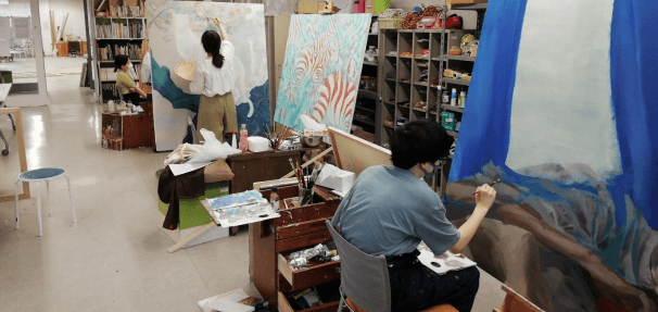 近畿大学文芸学部学生の作品制作風景