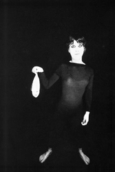 写真家として国際的に高い評価を得て来た細江英公の デビュー作から代表作まで約160点を展示した 「細江英公の写真：暗箱のなかの劇場」展を7/17から開催