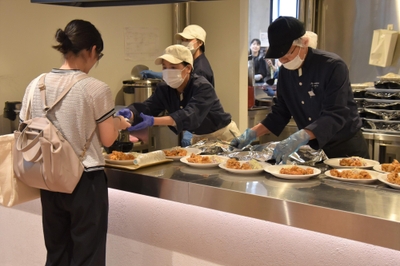 学食では唐揚げなどがメニューに